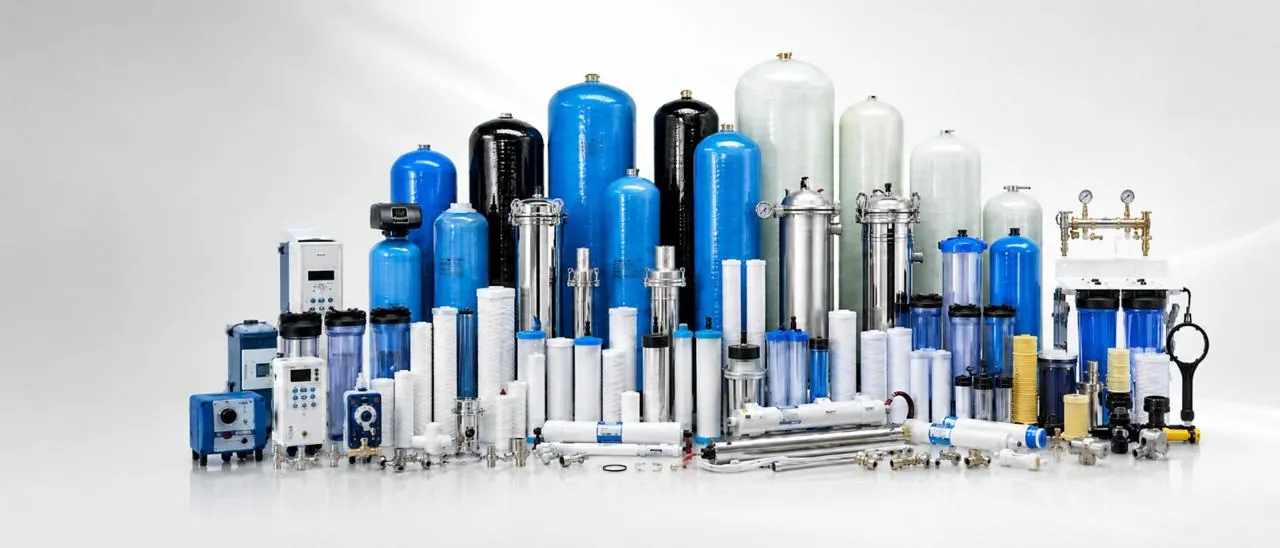 Surtido de tanques, portafiltros, cartuchos y conexiones para filtración de agua